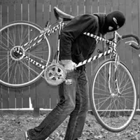 Video ini memperlihatkan sebuah cara keren agar membuat para pencuri sepeda kapok dan gak mengulangi perbuatannya.