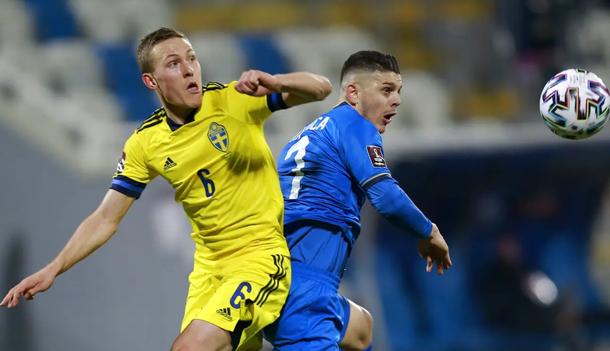 Pemain Swedia Ludwig Augustinsson (kiri) memperebutkan bola dengan pemain Kosovo Milot Rashica pada pertandingan Grup B kualifikasi Piala Dunia 2022 di Stadion Fadil Vokrri, Pristina, Kosovo, Minggu (28/3/2021). Swedia menang 3-0. (AP Photo/Visar Kryeziu)