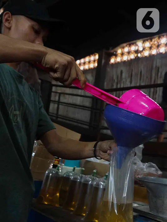 Pedagang memasukan minyak goreng curah ke plastik di Pasar Senen, Jakarta, Selasa (31/5/2022). Kementerian Perindustrian mencabut subsidi minyak goreng curah kepada pelaku usaha mulai Selasa (31/5/2022). (Liputan6.com/Herman Zakharia)