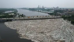 Operasi pembersihan sampah besar-besaran tengah dimulai setelah hujan yang mengakibat banjir besar di beberapa wilayah.  (AFP/Giok Gao)