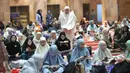 Selain berdiam diri, aktivitas Itikaf dilakukan dengan memperbanyak zikir, salat sunnah, membaca Al-Qur'an, berdoa, serta muhasabah atau introspeksi diri. Tampak dalam foto, umat Muslim dari berbagai wilayah Jakarta dan sekitarnya saat melakukan Itikaf pada malam ke-21 Ramadan di Mesjid Istiqlal, Jakarta, Selasa (10/3/2026). (Kapanlagi.com/Budy Santoso)