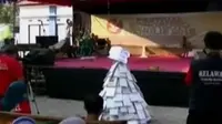 Serunya Puluhan Warga Berebut Tumpeng Buku