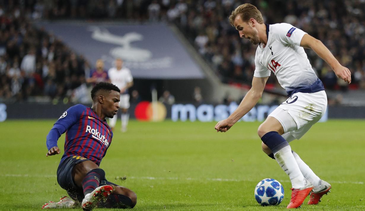 Bek Barcelona, Nelson Semedo, menghadang striker Tottenham Hotspur, Harry Kane, pada laga Liga Champions di Stadion Wembley, Rabu (3/10/2018).  Barcelona menang 4-2 atas Tottenham Hotspur. (AP/Frank Augstein)