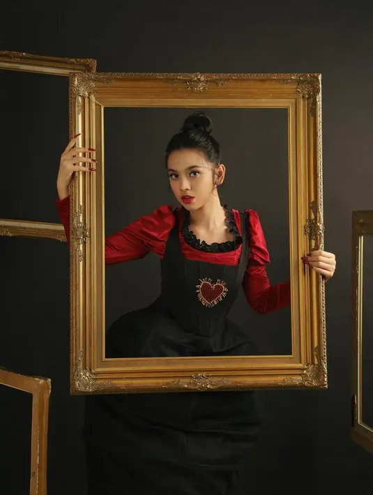 Kali ini, Lyodra tampil gorgeous dengan tatanan rambut high bun yang klasik. [@lyodraofficial].