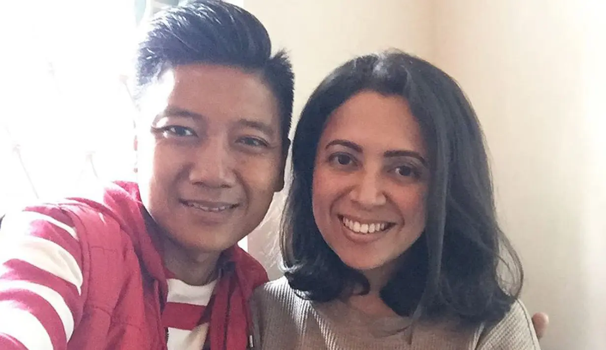 Adon dan sang istri dikenal sebagai pasangan yang peduli dengan dunia pendidikan anak. Mereka pun membuka sekolah Sunshine Preschool dan taman belajar Twelve Kids Indonesia. (Liputan6.com/IG/@adonsaptowo)
