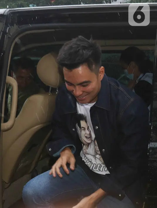 Pasangan selebritis Baim Wong dan Paula Verhoeven saat tiba di polres Jakarta Selatan, Jumat (7/10/2022). Baim pun irit bicara saat dicecar perihal pemeriksaan terkait konten prank KDRT pada hari ini. "Tidak ada persiapan, jalani saja dulu," ucap Baim. (Liputan6.com/Herman Zakharia)