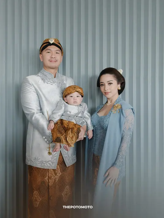Artis keturunan Minangkabau ini mempercayakan wajah cantiknya pada MUA Melina. Auranya pun semakin terpancar setelah dirias. Sementara itu, Indra Priawan dan Baby Izz juga tampil dengan busana khas Jawa yakni mengenakan beskap. Membuat keduanya begitu serasi dengan Nikita. (Liputan6.com/IG/@thepotomoto)