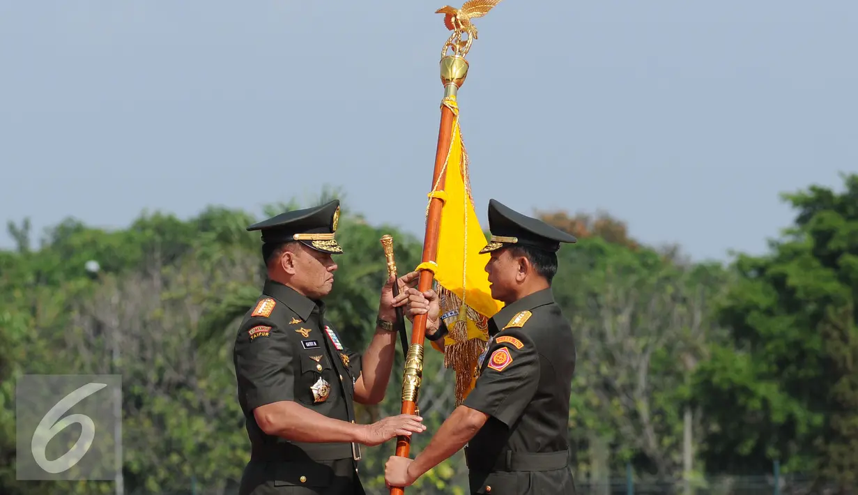 Jenderal TNI Moeldoko(kanan) menyerahkan panji kepada Jenderal TNI Gatot Nurmantyo saat Serah Terima Jabatan Panglima TNI di Mabes TNI Jakarta, (14/7/2015). Gatot resmi dilantik sebagai Panglima TNI pada8 Juni lalu. (Liputan6.com/Helmi Fithriansyah)