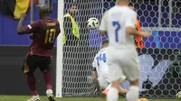 Striker Timnas Belgia, Romelu Lukaku mencetak gol ke gawang Timnas Slovakia yang akhirnya kembali dianulir wasit akibat telah terjadi handball terlebih dahulu setelah memeriksa rekaman VAR pada laga Grup E Euro 2024 di Waldstadion, Frankfurt, Jerman, Senin (17/6/2024). (AP Photo/Michael Probst)