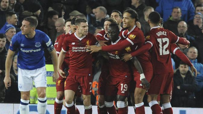 Para pemain Liverpool merayakan gol yang dicetak oleh James Milner, ke gawang Everton pada laga Piala FA di Stadion Anfield, Jumat, (5/1/2017). Liverpool menang 2-1 atas Everton. (AP/Rui Vieira)