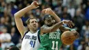 Aksi pemain Boston Celtics, Kyrie Irving (11) melewati adangan pemain Dallas Mavericks, Dirk Nowitzki (41) pada lanjutan NBA basketball game di American Airlines Center, Dallas, (20/11/2017).   Celtics menang 110-102. (AP/Tony Gutierrez)