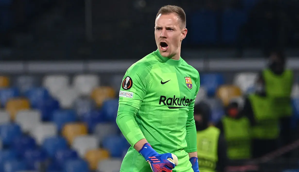 Marc-Andre ter Stegen. Kiper asal Jerman berusia 30 tahun yang telah 8 musim memperkuat Barcelona ini pada musim 2021/2022 lalu total kebobolan sebanyak 57 gol dari 48 laga di semua ajang dan hanya 15 kali melakukan clean sheet. Sementara pada musim 2020/2021 lalu ia kebobolan lebih sedikit, 50 gol dari 41 laga di semua ajang dan sukses mencatat 14 kali clean sheet. Barcelona dibawanya finis di posisi kedua klasemen akhir La Liga 2021/2022 di bawah Real Madrid. (AFP/Andreas Solaro)