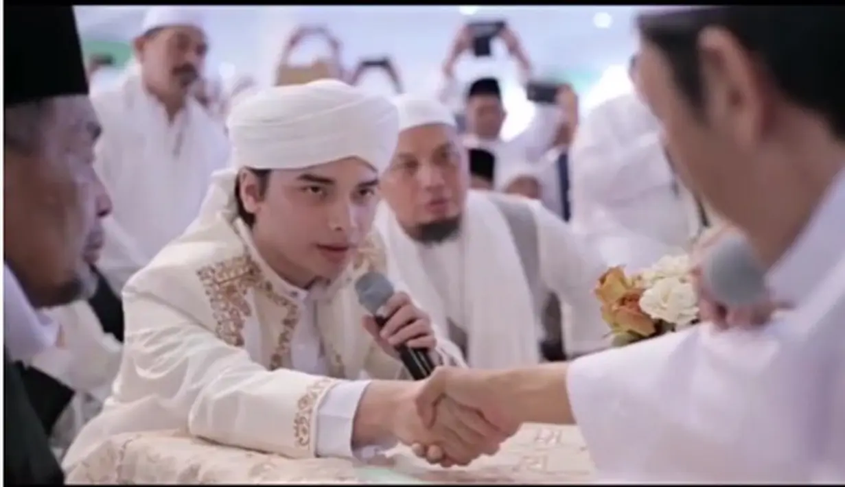 Kisah cinta pasangan ini sedikit diungkap oleh sang ayah Alvin. Keduanya dipertemukan di dunia maya. Melalui sebuah diskusi, hingga pada akhirnya pada Juni 2015 Larissa Chou memutuskan menjadi mualaf. (Via: Instagram/alvin_411)