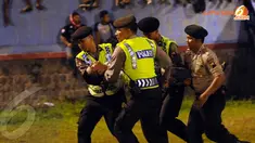 Sesaknya stadion Jatidiri Semarang menyebabkan beberapa penonton jatuh pingsan dan harus segara dievakuasi petugas (LIputan6.com/Helmi Fithriansyah).