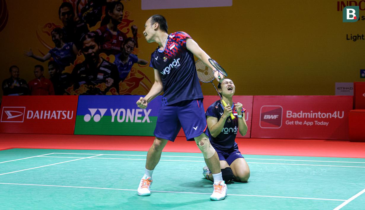 <p>Pebulu tangkis ganda campuran Indonesia, Rinov Rivaldy/Lisa Ayu Kusumawati merayakan kemenangan mereka atas pasangan Malaysia, Hoo Pang Ron/Cheng Su Yin pada laga perempat final Indonesia Masters 2025 di Istora Senayan, Jakarta, Jumat (24/01/2025). (Bola.com/Bagaskara Lazuardi)</p>