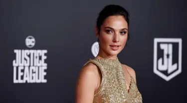 Aktris Gal Gadot berpose saat tiba menghadiri pemutaran perdana film produksi Warner Bros 'Justice League' di Teater Dolby di Hollywood, California, AS (13/11). Gal Gadot tampil cantik dengan gaun emas berkilauan. (Photo by Chris Pizzello/Invision/AP)