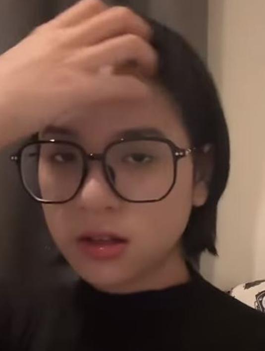 Center JKT48 di lagu Flying High ini terlihat lebih dewasa dengan rambut bondol. Banyak yang terpukau dengan kecantikan Zee dengan penampilan terbaru. Tak ayal, beragam apresiasi terkait Zee yang totalitas perankan Ancika pun mengalir dengan deras. (Liputan6.com/IG/jkt48.zee)