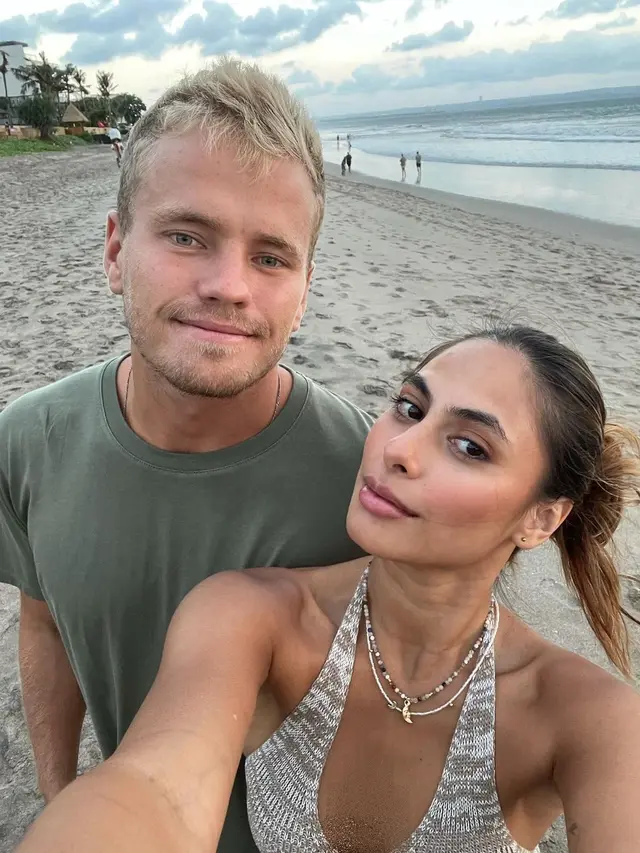 Makin Mesra, Ini 7 Potret Kebersamaan Valerie Thomas dan Kekasih Saat di Bali