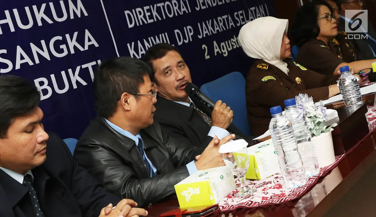 Kepala Kanwil DJP Jakarta Selatan I Sakli Anggoro (ketiga kiri) memberi keterangan penyerahan berkas tersangka kasus tindak pidana perpajakan kepada Kasi Penuntutan Kejari Jakarta Selatan Ery Sarifah, Jakarta, Rabu (2/8). (Liputan6.com/Immanuel Antonius)