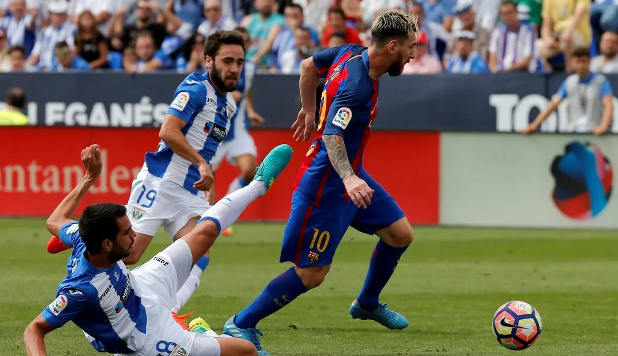 Pemain Barcelona, Lionel Messi, berusaha melewati hadangan pemain Leganes pada laga lanjutan La Liga 2016-2017, di Estadio Municipal de Butarque, Sabtu (17/9/2016). (Reuters/Sergio Perez)