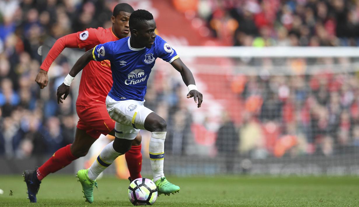 Gelandang Everton, Idrissa Gueye, berusaha melewati gelandang Liverpool, Georginio Wijnaldum. Pada laga ini The Reds tampil dengan formasi 4-3-3, sementara tamunya memakai skema 3-4-3. (AFP/Paul Ellis)