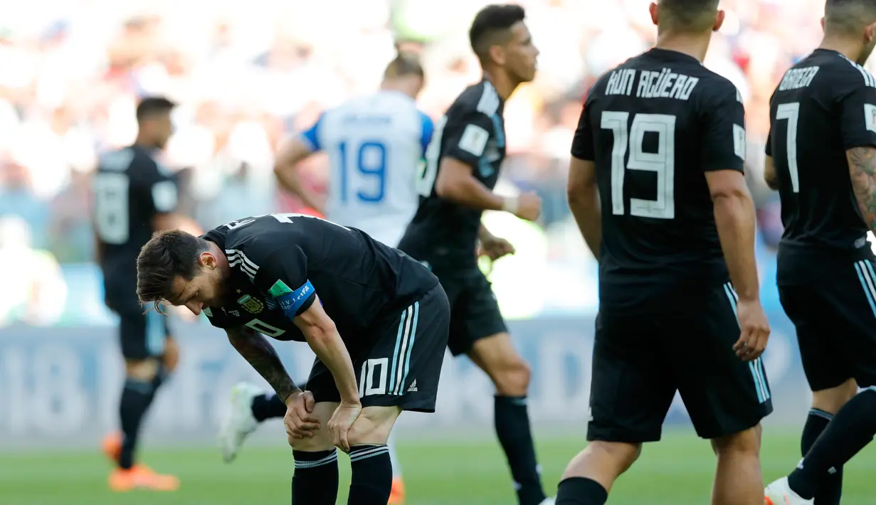 Pemain Argentina, Lionel Messi tertunduk setelah gagal mengeksekusi penalti dalam  laga Grup D Piala Dunia 2018 antara Argentina dan Islandia di Stadion Spartak, Moskow, Rusia, Sabtu (16/6). Pertandingan berakhir imbang 1-1. (AP Photo/Ricardo Mazalan)