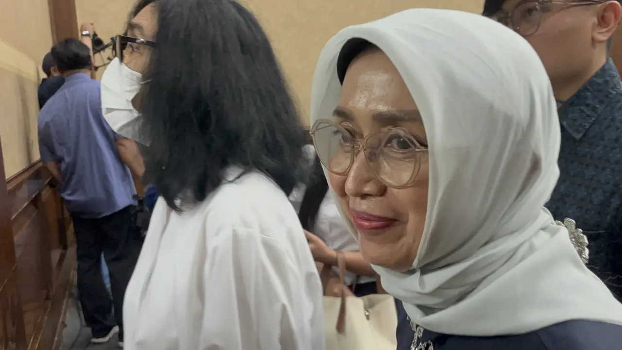 Mantan Direktur Utama PT ASDP, Ira Puspadewi, menghadiri sidang lanjutan perkara dugaan korupsi pengadaan laptop Chromebook yang menjerat eks Mendikbudristek Nadiem Anwar Makarim (Liputan6.com/Ady Anugrahadi)