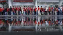 <p>Sejumlah suporter antri untuk menyaksikan laga persahabatan antara Timnas Indonesia melawan Islandia di Stadion Utama Gelora Bung Karno, Jakarta, Minggu (14/1/2018). Timnas Indonesia kalah 1-4 dari Islandia. (Bola.com/M Iqbal Ichsan)</p>
