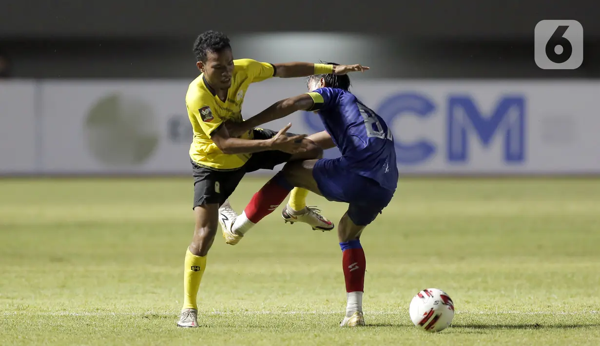 Pemain Barito Putera Chris Robert Rumbiak (kiri) berebut bola dengan pemain Arema FC Johan Ahmat Farizi dalam pertandingan babak penyisihan Piala Menpora 2021 di Stadion Manahan, Solo, Kamis (25/3/2021). Arema FC kalah 1-2. (Bola.com/Arief Bagus)