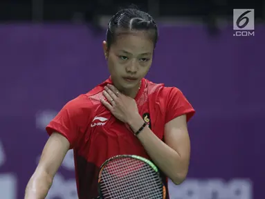 Tunggal putri Indonesia, Fitriani saat melawan pemain Jepang, Zomi Okuhara pada semifinal Bulutangkis Beregu Putri Asian Games 2018 di Jakarta, Selasa (21/8). Fitriani kalah 21-19, 4-21, 10-21. (Liputan6.com/Helmi Fithriansyah)