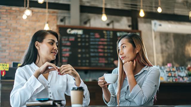 Ilustrasi pergi ke kafe dengan teman