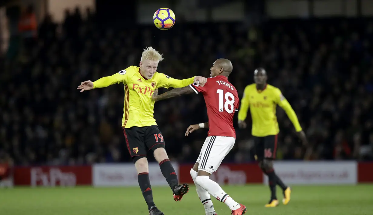Duel pemain Watford, Will Hughes (kiri) dan pemain Manchester United, Ashley Young pada lanjutan Premier League di Vicarage Road stadium, Watford, (28/11/2017). MU menang 4-2.  (AP/Matt Dunham)