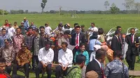 Meski Jokowi sudah ke pematang sawah, namun masih sangat banyak warga yang mengerumuni mobil orang nomor itu. (Sugeng Triono/Liputan6.com)