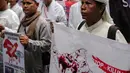 Massa yang tergabung dalam Aksi Solidaritas Islam Indonesia untuk Kashmir menggelar aksi di depan Kedubes India, Jakarta, Rabu (6/2). Massa meminta pemerintah India segera menghentikan genosida yang dilakukan oleh militer. (Liputan6.com/Faizal Fanani)