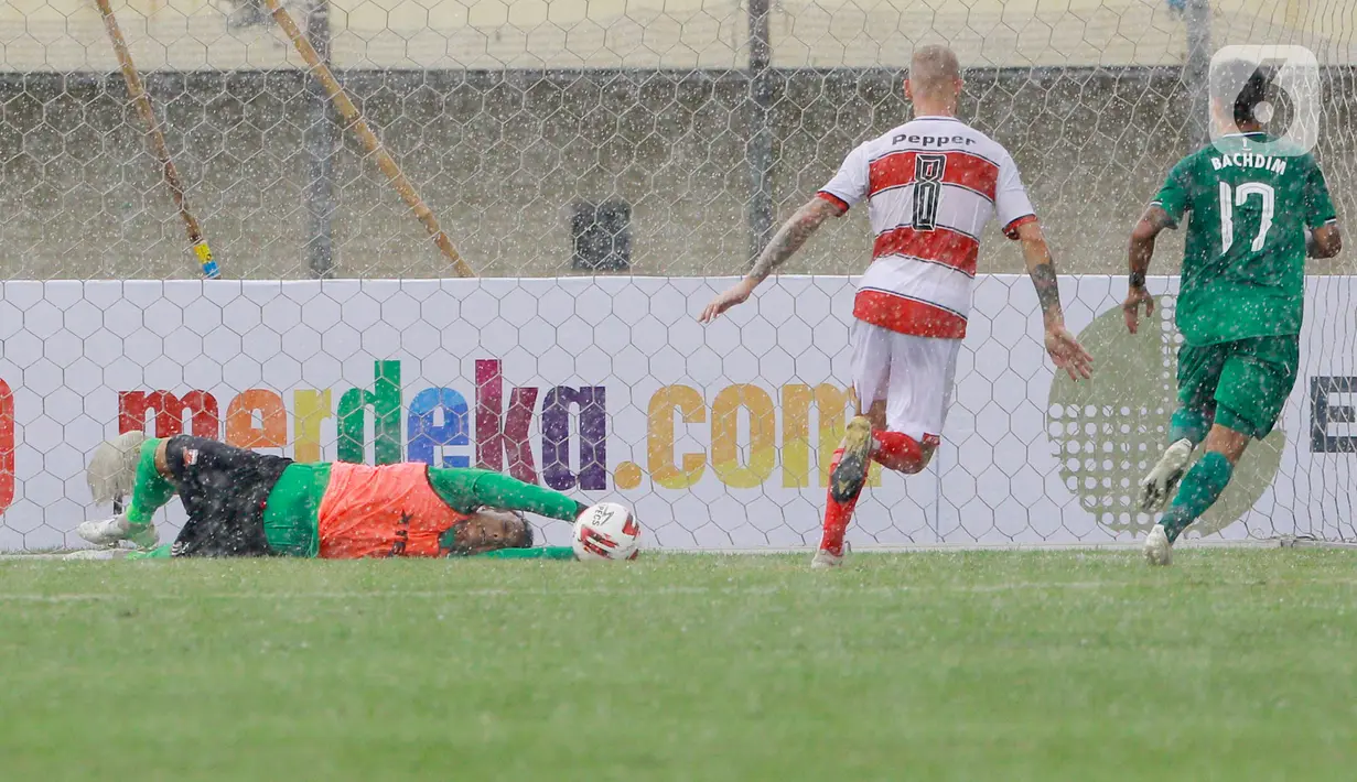 Kiper Madura United Muhammad Ridho Ketika menghadapi PSS Sleman pada Grup C Piala Menpora 2021 di Stadion Si Jalak Harupat, Bandung, Selasa (23/3/2021) sore WIB. Penampilan berbeda Ridho itu pun viral dan menjadi bahan perbincangan warganet di media sosial. (Bola.com/M Iqbal Ichsan)