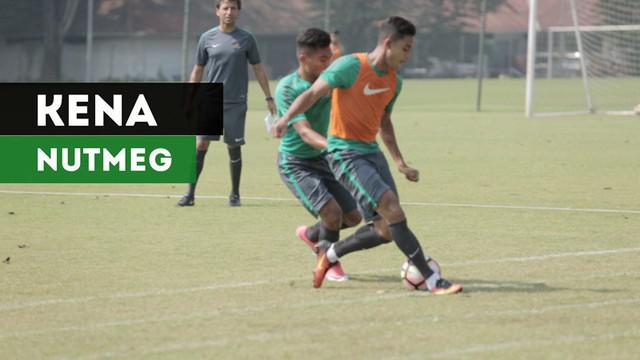Berita video gelandang Saddil Ramdani ken nutmeg Miftahul Hamdi dengan tumit saat latihan Timnas Indonesia U-22 di Karawaci, Selasa (8/8).