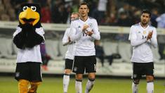 Para pemain Jerman merayakan kemenangan atas Azerbaijan pada laga kualifikasi Piala Dunia di Stadion Fritz Walter, Minggu (8/10/2017). Jerman menang 5-1 atas Azerbaijan. (AP/Michael Probst)