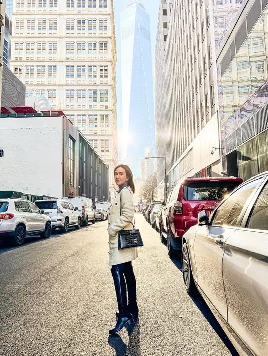 Di antara gedung-gedung tinggi, Shandy Aulia tampil menawan dengan wool coat. [Foto: Instagram/shandyaulia]
