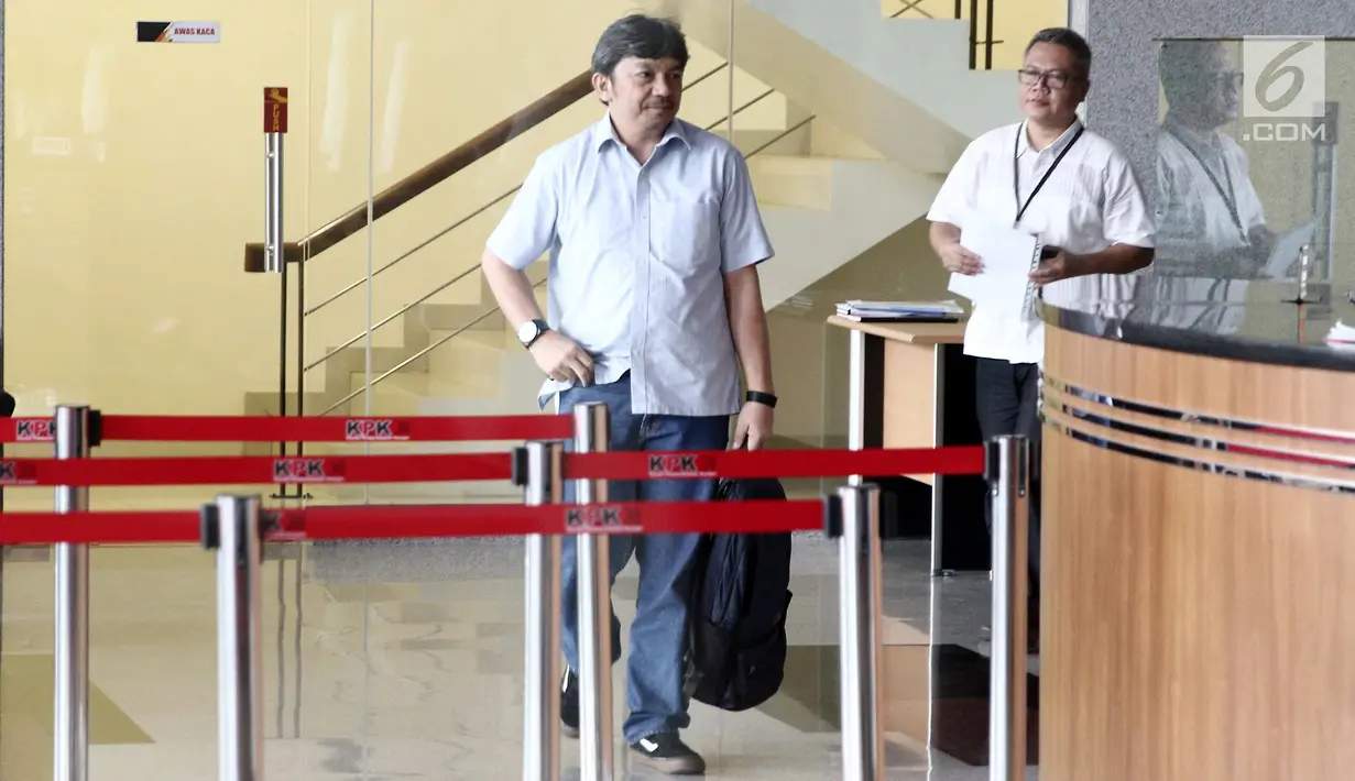 Ekspresi mantan CEO Citilink Albert Burhan usai diperiksa di Gedung KPK, Jakarta, Jumat (26/1). Albert diperiksa terkait kasus dugaan suap pengadaan pesawat dan mesin pesawat pada PT Garuda Indonesia. (Liputan6.com/Herman Zakharia)