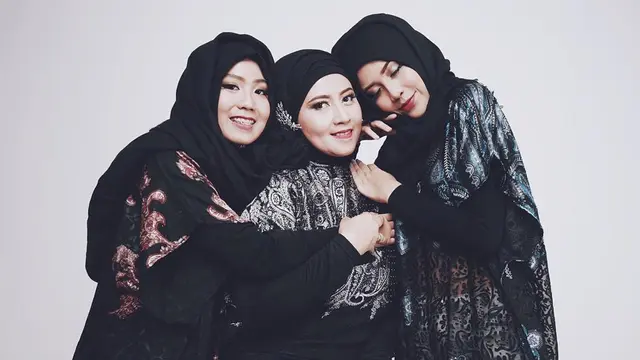 Jarang Terekspos, Ini 6 Momen Kebersamaan Awkarin dengan Ibunda