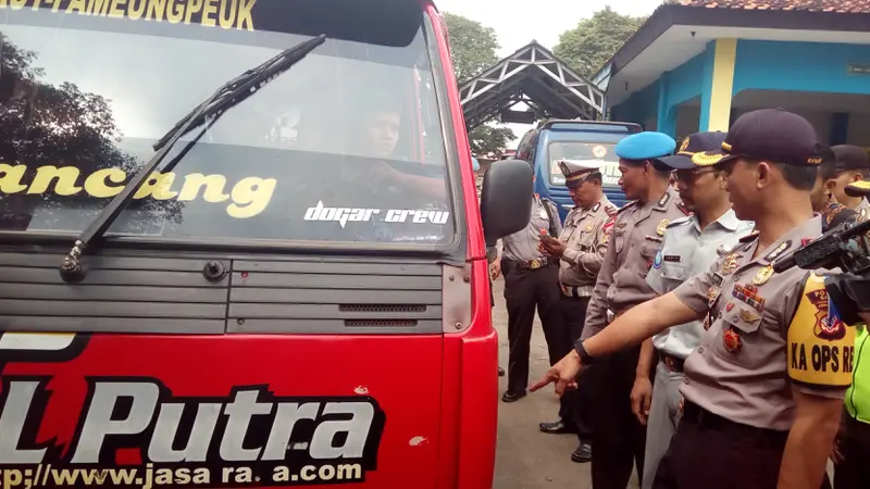 Kapolres Garut AKBP Budi Satrian saat melakukan pengecekan kesiapan libur Natal dan Tahun Baru di Terminal Garut