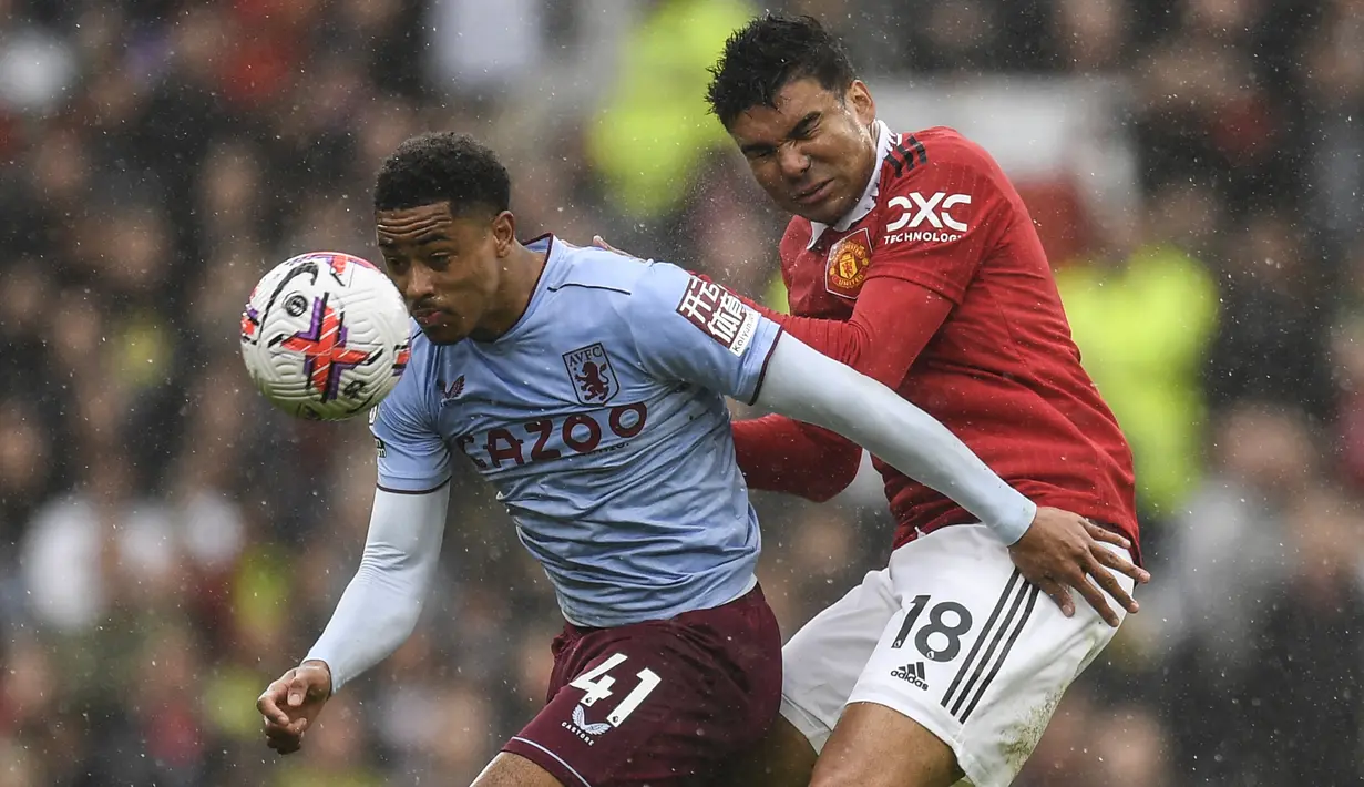 Gelandang Inggris, Jacob Ramsey (kiri) yang berusia 22 tahun dan sejak awal musim 2020/2021 membela Aston Villa ini tercatat dalam deretan pemain termahal di ajang Euro U-21 2023 dengan memiliki nilai pasar 42 juta euro atau setara Rp690 miliar. Pemain yang belum memiliki caps bersama timnas senior ini hingga kini telah bermain dalam 13 laga bareng Timnas U-21 Inggris dengan torehan 4 gol dan 2 assist. (AFP/Oli Scarff)