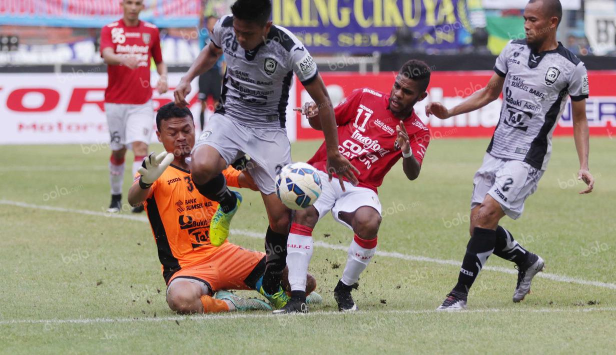 Pemain Bali United, Yabes Roni (kedua dari kanan), mencoba melewati para pemain Sriwijaya FC pada perebutan tempat ketiga Torabika Bhayangkara Cup 2016 di Stadion Utama Gelora Bung Karno, Jakarta, Minggu (3/4/2016). (Bola.com/Nicklas Hanoatubun)