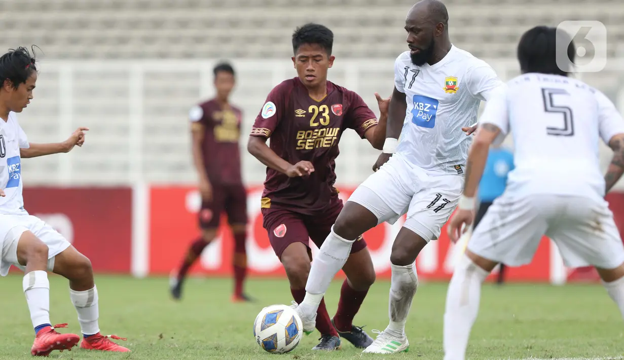 Pemain tengah PSM Makassar, Bayu Gatra (tengah) mencoba menembus kawalan pemain Shan United FC pada laga lanjutan Grup H Piala AFC 2020 di Stadion Madya Gelora Bung Karno, Jakarta, Rabu (26/2/2020). PSM Makassar unggul 3-1. (Liputan6.com/Helmi Fithriansyah)