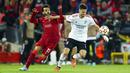 Pemain Liverpool Mohamed Salah (kiri) berebut bola dengan pemain Benfica Julian Weigl pada pertandingan sepak bola leg kedua perempat final Liga Champions di Stadion Anfield, Liverpool, Inggris, 13 April 2022. Pertandingan berakhir dengan skor 3-3. (AP Photo/Jon Super)
