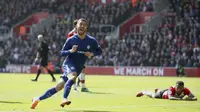 Selebrasi pemain Chelsea, Eden Hazard usai mencetak gol ke gawang Southampton pada lanjutan Premier League di St Mary's Stadium, Southampton, (14/4/2018). Chelsea menang 3-2. (Adam Davy/PA via AP)