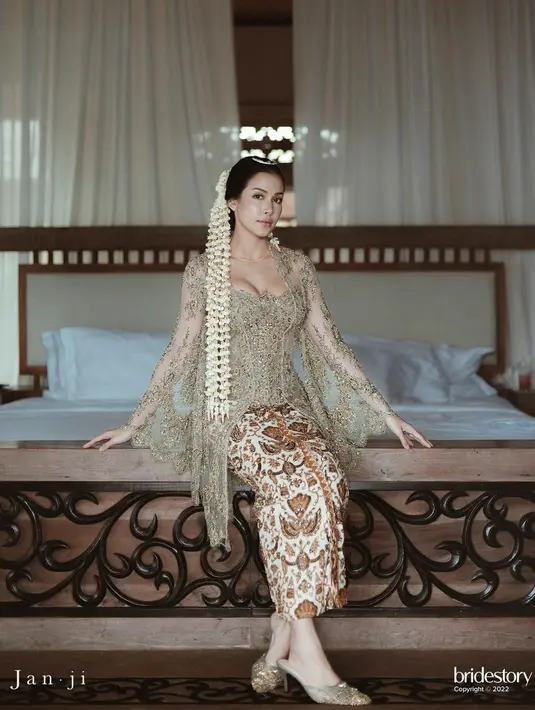 Kebaya hijau sage yang dikenakan Estelle Linden di hari pernikahannya memberi kesan unik dan istimewa lewat detail lengan menjuntai bak sayap merpati. Sang desainer, Didiet Maulana juga memperhatikan nilai tradisional dengan menambahkan angkin sebagai pakem pada bagian dalam bustier. [@svarna_byikatindonesia]