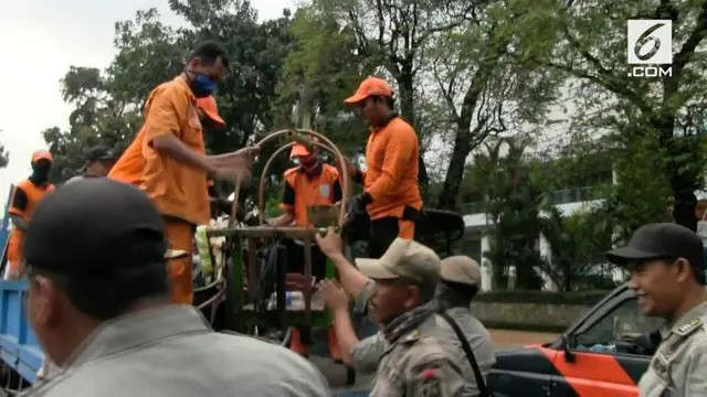 Sejumlah Pedagang Kaki Lima (PKL) protes terhadap penertiban yang dilakukan Satpol PP di dekat stasiun Juanda Jakarta Pusat.