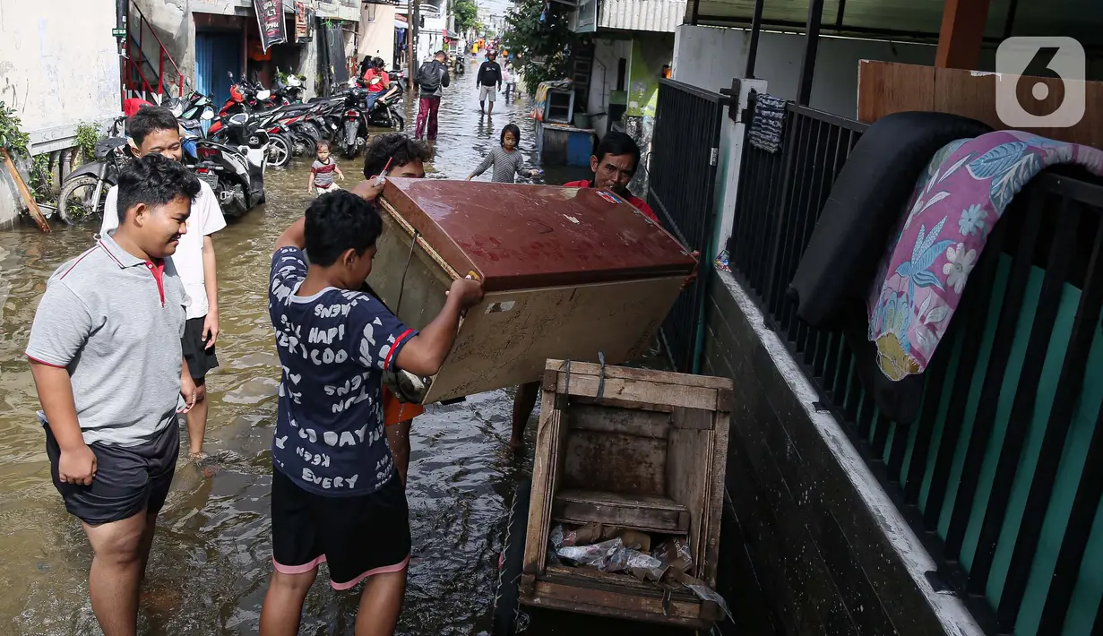 Tim gabungan juga dikerahkan untuk segera melakukan penyedotan air. (Liputan6.com/Angga Yuniar)