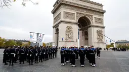 Kadet Angkatan Laut Prancis (tengah) menghadiri upacara peringatan 104 tahun Gencatan Senjata 11 November 1918 yang mengakhiri Perang Dunia I di Arc de Triomphe, Paris, Prancis, 11 November 2022. (Ludovic Marin, Pool via AP)